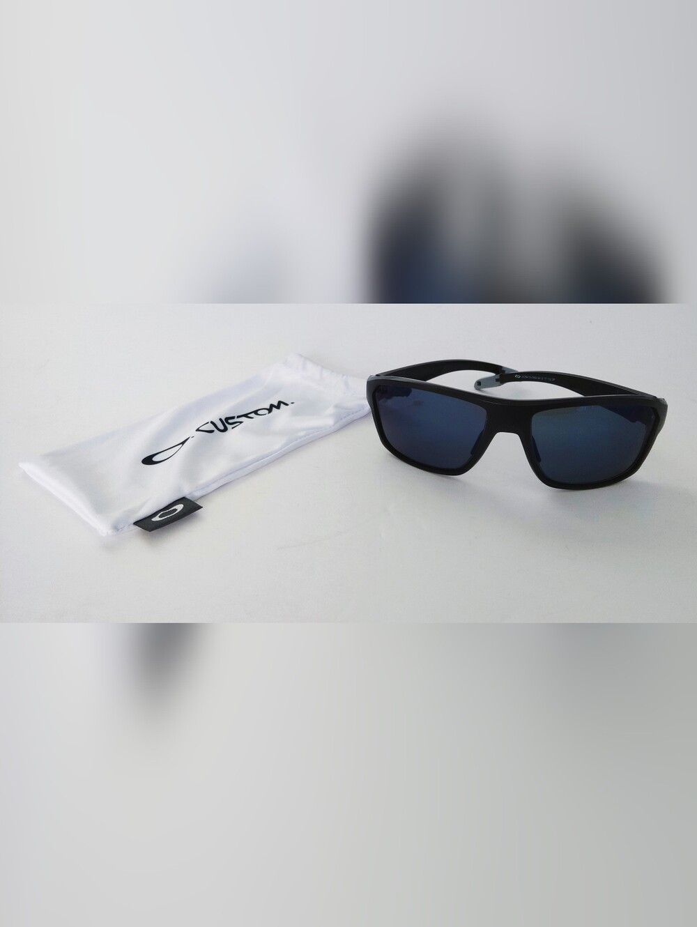 Oakley Black Frame with Blue Lenses Sport Sunglasses. 64×17 132 3 P Pre-owned.